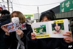 Para penggemar BTS menunggu kedatangan Jin di pangkalan militer Yeoncheon, Korea Selatan (dok: AP/Ahn Young-joon)