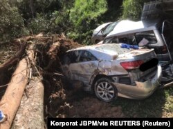 Mobil-mobil rusak akibat tanah longsor di perkemahan di Batang Kali, negara bagian Selangor, di pinggiran Kuala Lumpur, Malaysia, 16 Desember 2022, dalam gambar yang diperoleh dari media sosial. (Foto: Korporat JBPM/via REUTERS)