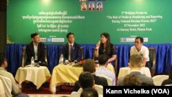 កិច្ចពិភាក្សាស្តីអំពីក្រមសីលធម៌សម្រាប់ប្រព័ន្ធផ្សព្វផ្សាយ និងបញ្ហាប្រឈមរបស់អ្នករាយការណ៍ព័ត៌មានក្នុងដំណើរការបោះឆ្នោត នៅថ្ងៃទី២៥ ខែវិច្ឆិកា ឆ្នាំ២០២២។ (រូបថត៖ កាន់ វិច្ឆិកា/វីអូអេ) 