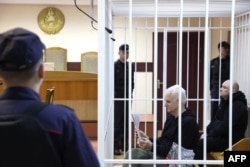 白俄罗斯法庭对比亚利亚茨基等人的审判全部闭门进行，而几名被告都被关在置于法庭上的笼子中。（2023年1月5日）