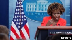 Juru bicara Gedung Putih Karine Jean-Pierre berbicara dalam konferensi pers harian di Gedung Putih, Washington, pada 11 Januari 2023. (Foto: Reuters/Jonathan Ernst)