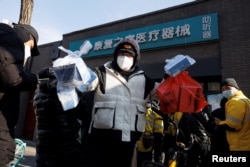 北京快递小哥在药房取药后准备递送。（2022年12月7日）