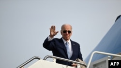 조 바이든 미국 대통령이 8일 전용기 에어포스원에 오르고 있다. (자료사진)