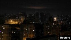 អណ្តាតភ្លើង​មាន​រាងមូល​កើតឡើង​ពី​ការផ្ទុះ​មួយ​នៅ​ក្នុង​ទីក្រុងកៀវ​ក្នុង​អំឡុង​ពេល​ការវាយ​ប្រហារ​ដោយ​យន្តហោះ​គ្មាន​មនុស្ស​បើក​(ដ្រូន)​របស់​រុស្ស៊ី​កាលពី​ថ្ងៃទី១ ខែមករា ឆ្នាំ២០២៣។