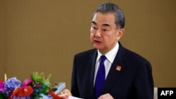 왕이 중국 공산당 중앙정치국