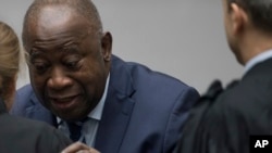Mantan Presiden Pantai Gading Laurent Gbagbo memasuki ruang sidang Pengadilan Kriminal Internasional di Den Haag, Belanda, Selasa, 15 Januari 2019.