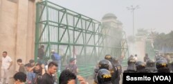 Polisi menghalau ribuan pengunjuk rasa di depan gedung DPR/MPR RI, 24 September 2019 (Foto: VOA/Sasmito)