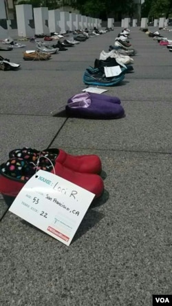 无法前来抗议的患病人士的鞋子。（美国之音乔栈拍摄）