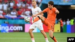 مارتین دی روون، مهاجم خط میانۀ هالند حین کنترول توپ در رقابت با جمهوری چگ 