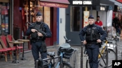 ប៉ូលិស​ឈរល្បាត​ទីតាំង​ដែលមានការ​បាញ់កាំភ្លើងក្នុង​ទីក្រុងប៉ារីស ប្រទេសបារាំងកាលពីថ្ងៃទី​២៣ ធ្នូ ឆ្នាំ២០២២។