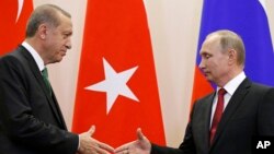 Presiden Turki Recep Tayyip Erdogan (kiri) dan Presiden Rusia Vladimir Putin saat bertemu di Sochi, Rusia 3 Mei lalu (foto: dok). 