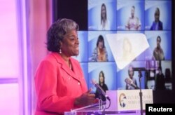 لیندا توماس گرینفیلد، سفیر آمریکا در سازمان ملل، در حال سخنرانی در شانزدهمین مراسم اهدای جوایز «زنان شجاع بین‌المللی» در وزارت خارجه، واشنگتن. ۲۳ اسفند ۱۴۰۰