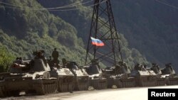 Separatis di Ossetia Selatan mengibarkan bendera Rusia (foto: ilustrasi). 