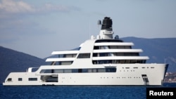 Kapal pesiar (yacht) super mewah milik oligarki Rusia, Roman Abramovich, dilaporkan berlabuh di Montenegro (foto: dok). 