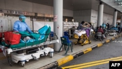 香港医护人员在玛嘉烈医院的急诊室外看护新冠病人。（2022年3月11日）