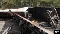 "On n'a pas le choix", à cause de routes impraticables et "par manque d'autres moyens de transport, on est contraint de voyager comme ça", explique un voyageur "clandestin".