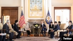 람 이매뉴얼(가운데 오른쪽) 주일 미국대사가 14일 도쿄 관저에서 요코타 사키에(가운데 왼쪽) 씨 등 납북 피해자 가족들과 면담하고 있다. (주일 미국대사 공식 트위터)