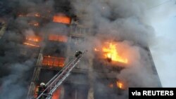 우크라이나 수도 크이우(러시아명 키예프) 시내 주거용 아파트가 폭격 직후 불타고 있다. 현지 방재당국이 15일 배포한 사진. 