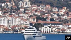 Superjahta "Solaris" ruskog oligarha Romana Abramoviča usidrena u Tivatskom zalivu, 12. marta 2022. Foto (AP/Risto Bozovic)