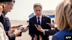 Sekretari amerikan i Shtetit Antony Blinken u drejtohet gazetarëve pas takimit me Presidentin egjiptian, në aeroportin e Kajros, më 10 qershor, 2024/AFP