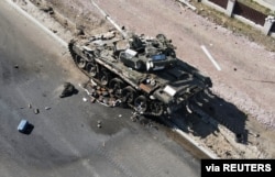 20일 우크라이나 수도 크이우(러시아명 키예프)로 향하는 최전선에 러시아군 전차가 파괴된 채 방치돼 있다