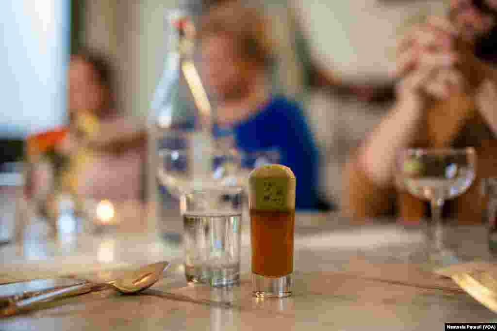 Le dîner est servi dans le restaurant Dakar-Nola, à la Nouvelle Orléans, le 23 mars 2022. (VOA/Nastasia Peteuil)