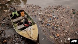 Les déchets s’entassent dans la rivière, que des plongeurs doivent nettoyer pour éviter que les turbines soient engorgées.