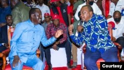 Kiongozi wa chama cha Upinzani cha ODM, Raila Odinga (Kushoto) na Rais Uhuru Kenyatta.