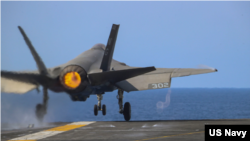 15일 서해에서 실시된 미군 합동 장거리 공군 시범에 참가한 에이브러햄 링컨 항공모함에서 F-35C 전투기가 이륙하고 있다.