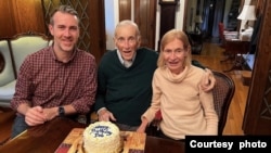 지난해 12월 94세 생일을 맞은 로버트 러니 전 제독(가운데)과 부인 조엔 러니(오른쪽), 아들 알렉스 러니 씨. 사진 제공 = 알렉스 러니. 