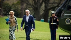 Džo Bajden sa suprugom Džil na travnjaku Bele kuće, po povratku iz Delavera gde su proveli vikend