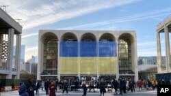 اپرای «متروپولیتن» نیویورک مزین به پرچم اوکراین