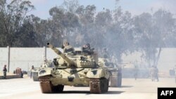 Des membres des forces armées libyennes fidèles au gouvernement basé à Tripoli participent à un défilé de remise des diplômes militaires dans la ville de Misrata, dans le nord-ouest de la Libye, le 3 mars 2022.