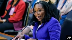 커탄지 브라운 잭슨 미 연방대법관 지명자가 21일 상원 인준 청문회에서 모두 발언하고 있다. 