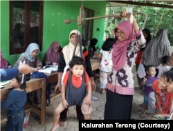 Seorang balita sedang ditimbang berat badan di Posyandu Padukuhan Terong II, Kalurahan Terong, Bantul, DIY. (Foto: Kalurahan Terong)