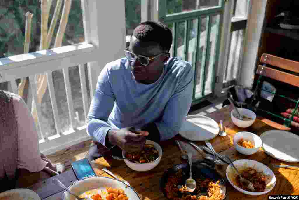 Le chef Serigne Mbaye à la Nouvelle Orléans, le 23 mars 2022. (VOA/Nastasia Peteuil)