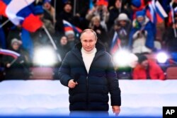 블라디미르 푸틴 러시아 대통령이 18일 모스크바 시내 루즈니키 경기장에서 열린 크름반도(러시아명 크림반도) 병합 8주년 기념 콘서트 무대에 올라 연설하고 있다.