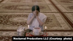 លោកស្រី សំ ឈុន អុជធូបនៅក្នុងព្រះវិហារព្រះពុទ្ធសាសនាមួយ នៅទីក្រុង Long Beach រដ្ឋ California ក្នុងពេលថតភាពយន្តឯកសារខ្នាតខ្លី «សាធុ»។ (រូបថត Nocturnal Productions LLC)