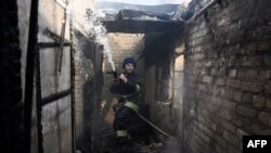 Au moins 925 civils ont été tués en Ukraine d'après l'ONU qui estime que les bilans réels sont probablement très supérieurs. 