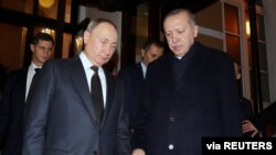 ARHIVA - Ruski predsednik Vladimir Putin i predsednik Turske Redžep Tajip Erdogan 