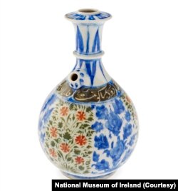 قلیان ساخت اصفهان در دوره صفوی به سبک چینی که شعر پارسی بر آن نگاشته شده است.