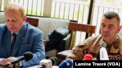 Le général Michon aux côtés de Luc Hallade, ambassadeur de France au Burkina, Ouagadougou le 14 mars 2022 (VOA/Lamine Traoré)