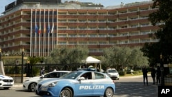 美国白宫国家安全顾问沙利文与中共中央政治局委员、中共中央外事办主任杨洁篪在意大利罗马的Cavalieri希尔顿酒店就乌克兰局势举行会谈。（2022年3月14日）