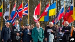 Na fotografiji koju je objavila Buhenvald i Mitelbau-Dora fondacija, bivši logoraš Buhenvalda Boris Romančenko, drugo s desna, iz Ukrajine, prisustvuje komemoraciji ubijenim zatvorenicima u bivšem koncentracionom logoru Buhenvald, u blizini Vajmara, Nemačka, 12. aprila 2015.