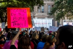 지난해 10월 미국 텍사스주 의사당 앞에서 '여성 행진 ATX' 집회 참석자들이 임신 중절 권리 보장을 요구하고 있다. (자료사진)