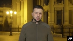 Presiden Ukraina Volodymyr Zelenskyy berbicara dari Kyiv, Ukraina, Sabtu, 19 Maret 2022. (Foto: via AP)