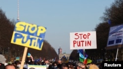 Warga Eropa melakukan protes menentang invasi Rusia di Ukraina, dalam aksi di Berlin, Jerman (foto: ilustrasi). 