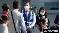 캐나다에 도착한 아프가니스탄 난민들이 당국자들의 환영을 받고 있다. (자료사진)