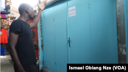 Ibrahim Samba, exposant au village artisanal de Libreville, au Gabon, le 14 mars. (VOA/Ismael Obiang Nze)