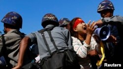 Polisi menangkap Ei Thinzar Maung dalam protes menentang Rancangan Undang-undang Pendidikan di Letpadan, Bago, Myanmar, pada 6 Maret 2015. (Foto: Reuters/Soe Zeya Tun)